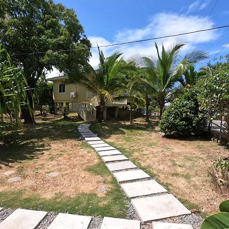 Single-Family Home With Gated Tropical Yard ウェスト・エンド エクステリア 写真