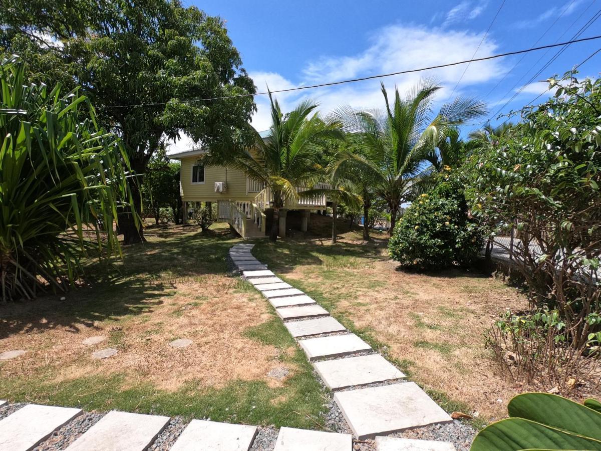 Single-Family Home With Gated Tropical Yard ウェスト・エンド エクステリア 写真